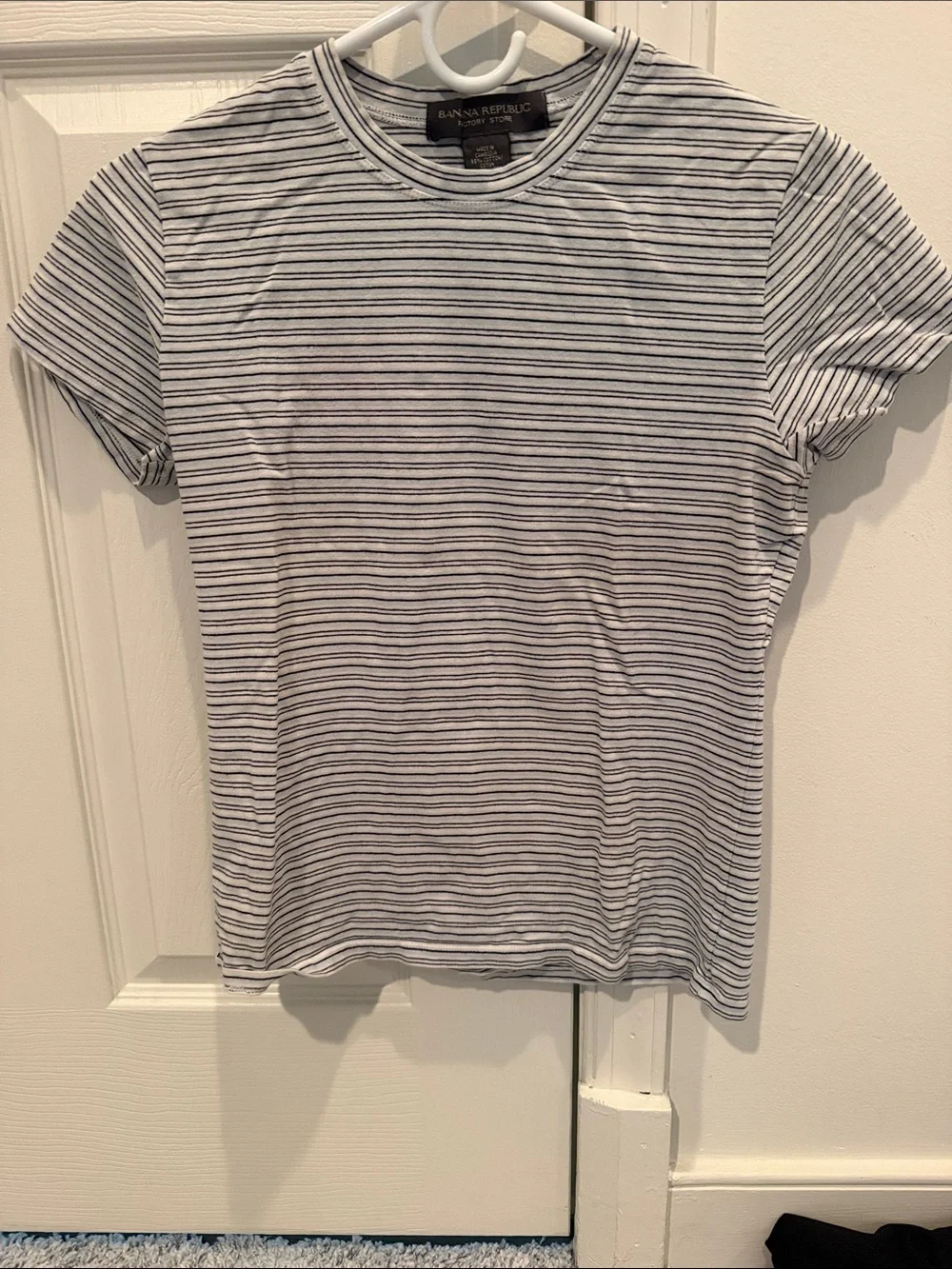 Banana Republic Men's White and Navy Thin-Stripe Crew Tee